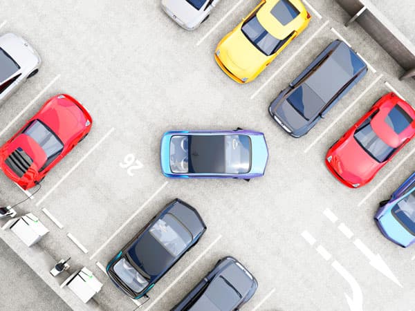 Ein Auto dass auf einen Parkplatz einbiegt